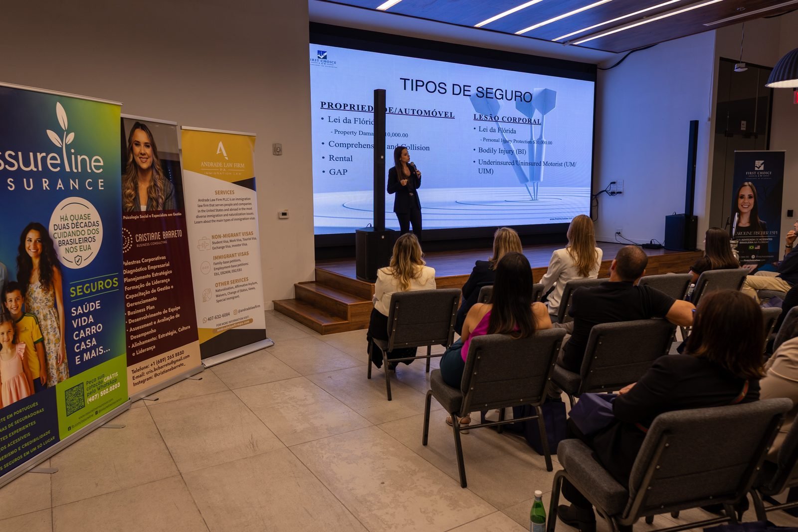 Plateia com banner do evento
